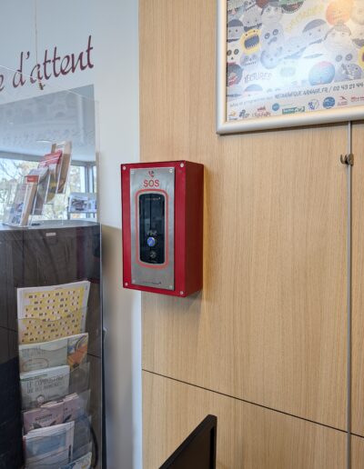 telephone de secours installé par securiborne dans une mairie de France