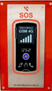 Borne d'appel d'urgence SOS rouge pour ERP, affichant un signal réseau GSM 4G optimal sur son écran et la mention de conformité à l'arrêté MS 46/70.