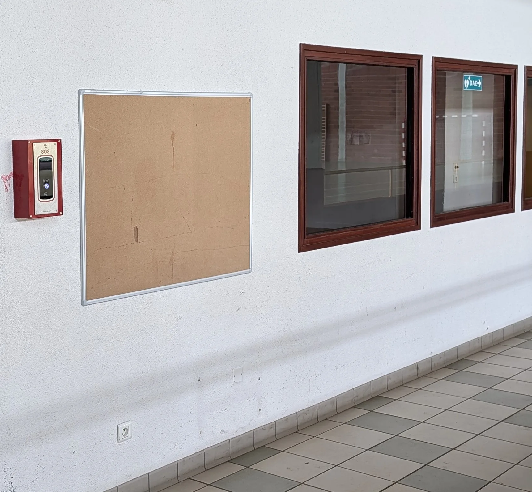 Borne d'urgence posée dans un couloir d'accès public